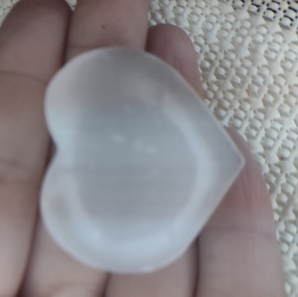 Worry stone - palm rubbing stone - selenite - heart shapped - Picture 3 of 6